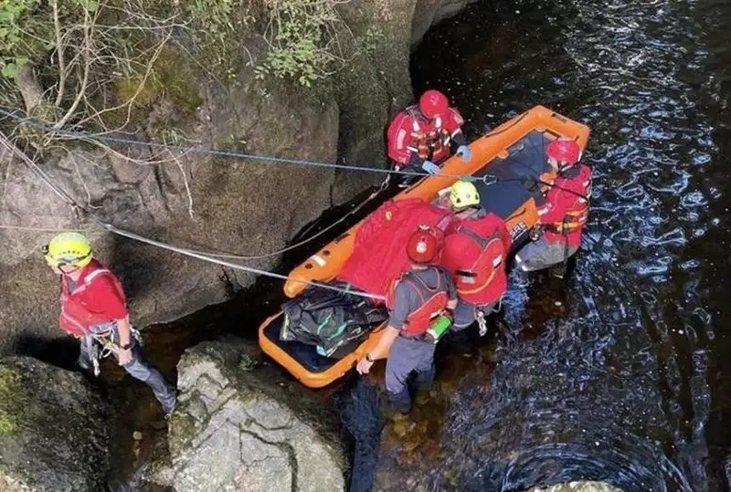 Сорвавшегося с водопада мужчину спасли в Великобритании