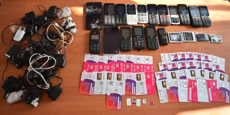 Оралда белгісіз біреу түрменің ауласына 17 ұялы телефон лақтырған