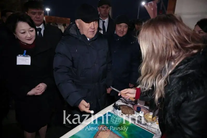 نۇرسۇلتان نازاربايەۆ تۇركىستانداعى قولونەرشىلەر جارمەڭكەسىن تاماشالادى