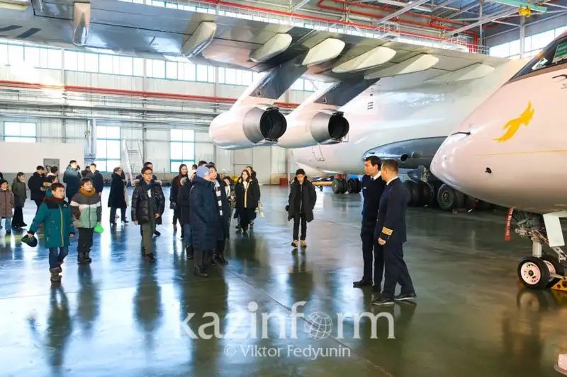 Как настоящие пилоты: УДП организовало детям экскурсию в авиакомпанию «Беркут»