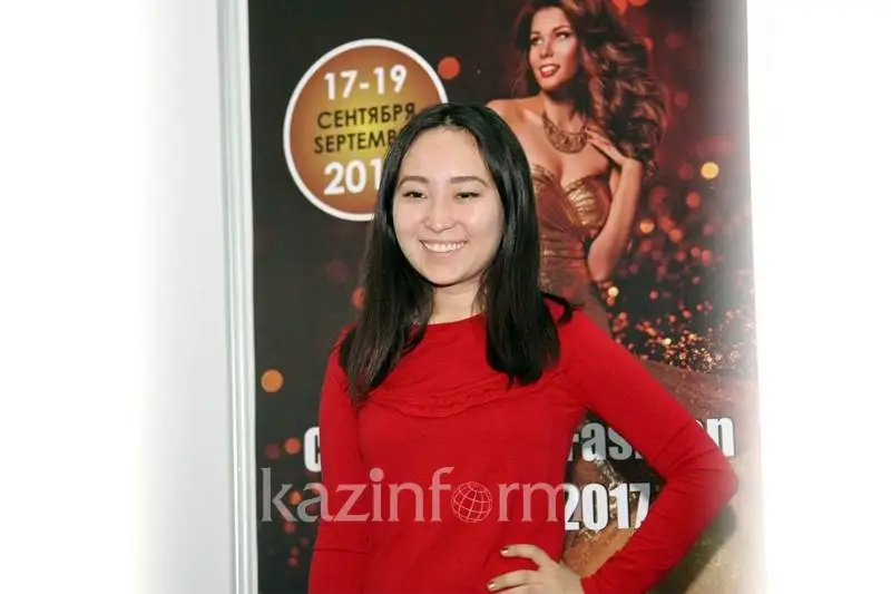 Әлемдік дизайнерлер Алматыдағы көрмеге көктемгі киім үлгілерін алып келді