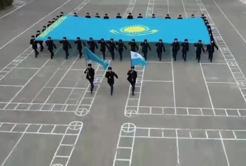 Казахстанские матросы устроили флешмоб ко Дню Республики