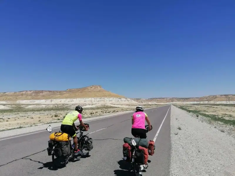 Французские путешественники на велосипедах приехали в Актау