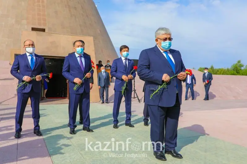قىرىمبەك كوشەربايەۆ باستاعان مەمكوميسسيا مۇشەلەرى الجير- دە ساياسي قۋعىن- سۇرگىن قۇرباندارىن ەسكە الدى