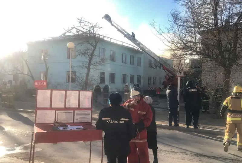 Aqtaýda qos qabatty ǵımarat órtke orandy