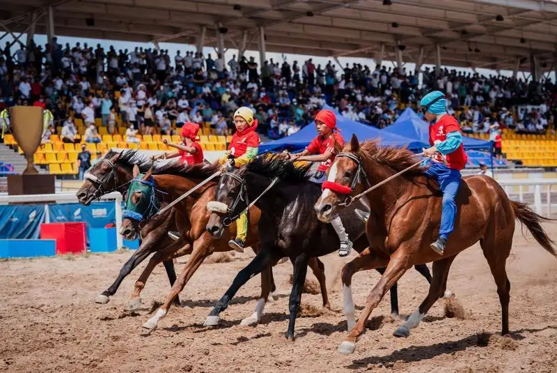 نۇر-سۇلتان قالاسىندا بايگە تۇرلەرىنەن «ەلباسى كۋبوگى» ءوتتى - فوتو