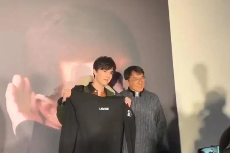 ديماش قۇدايبەرگەن: دجەكي چان مەنى «جەڭىپ» كەتتى