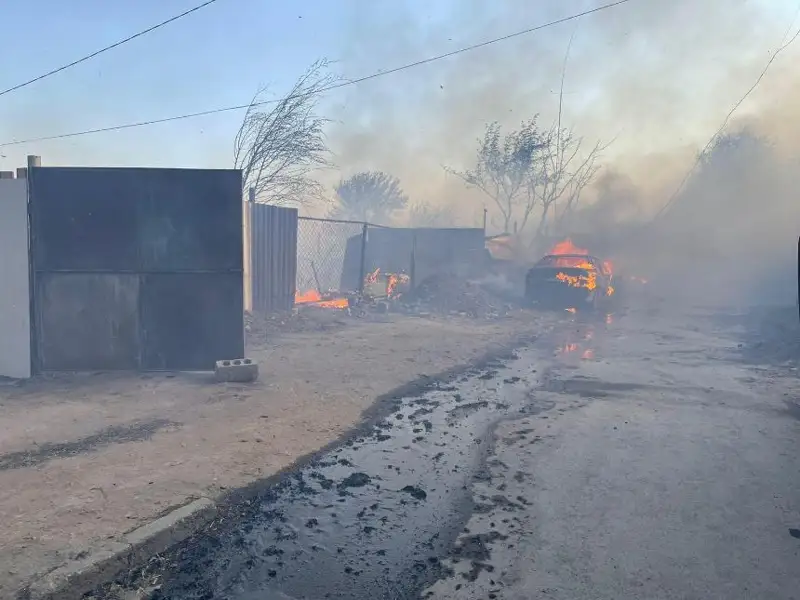 Крупный пожар распространился на жилые дома в Костанае