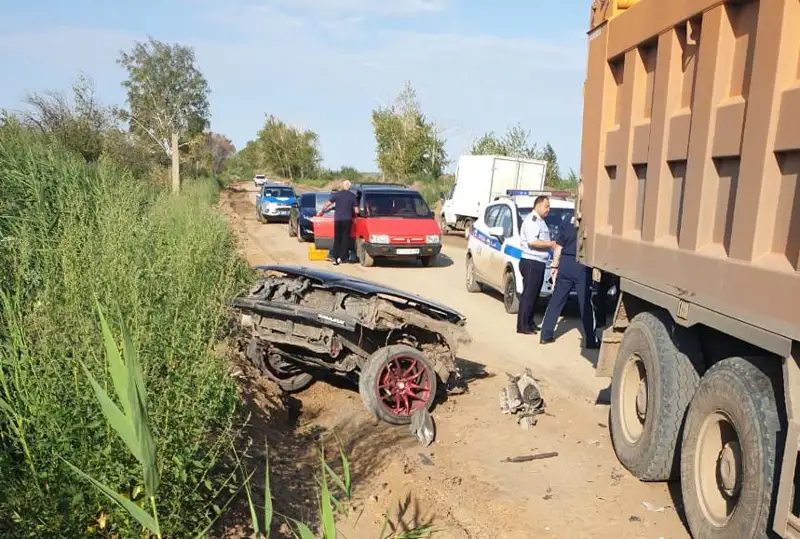 Три человека погибли при столкновении легковушки с грузовым авто в Костанае