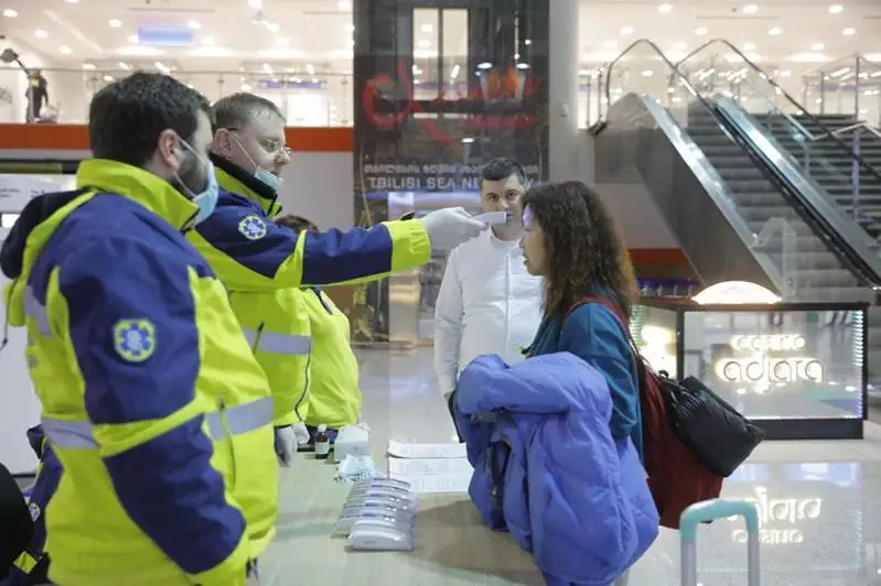 كوروناۆيرۋس: ميلاننان ۇشىپ كەلگەن 7 جولاۋشى تبيليسيدە ينفەكسيالىق اۋرۋحاناعا جەتكىزىلدى