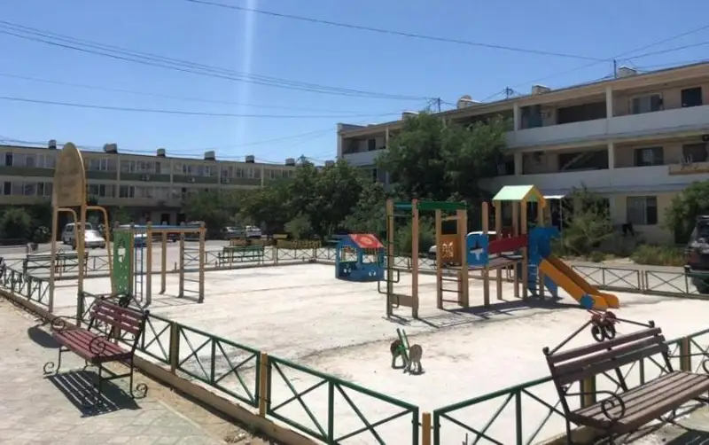 Устанавливать детские и спортивные площадки начали во дворах Актау