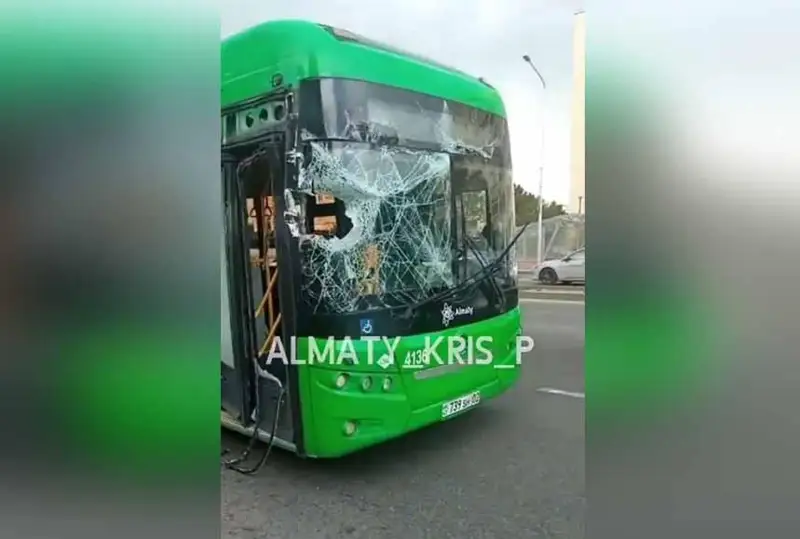 Кран и автобус столкнулись в Алматы - пять человек пострадали