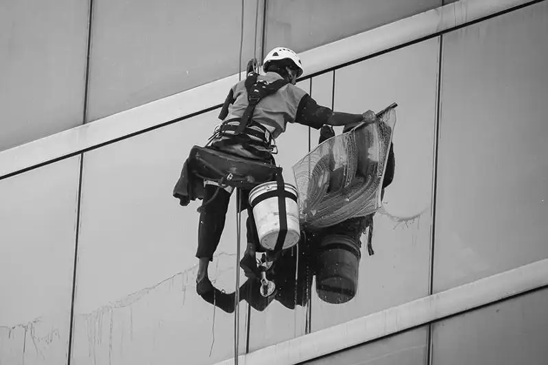 Промышленный альпинист погиб после падения с высоты в Алматы