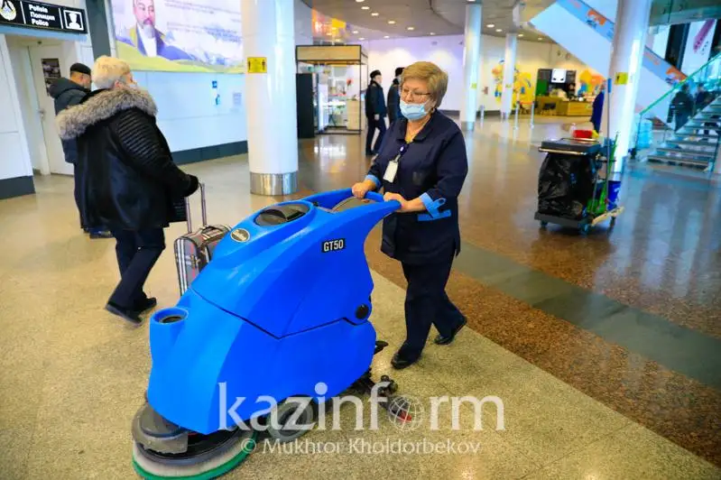 Вежливость, трудолюбие и энергичность: Как устроена работа клинеров столичного аэропорта