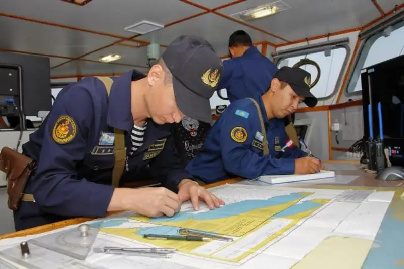 Экипажи военных кораблей выполняют курсовую задачу в Казахстане