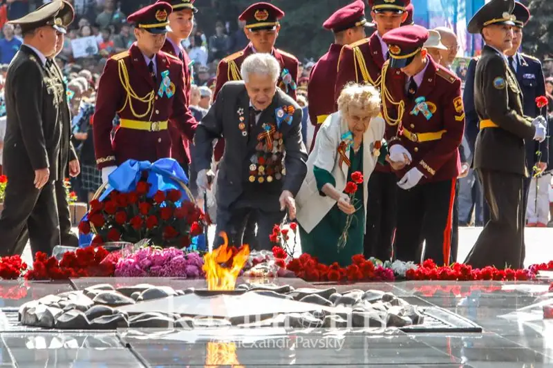 Алматинцы широко отмечают День Победы