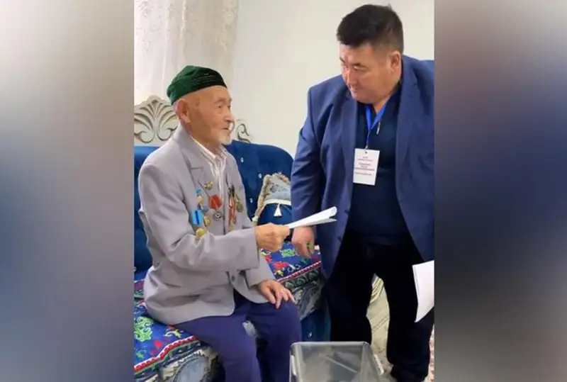В Эмбе 98-летний ветеран проголосовал на выборах Президента РК