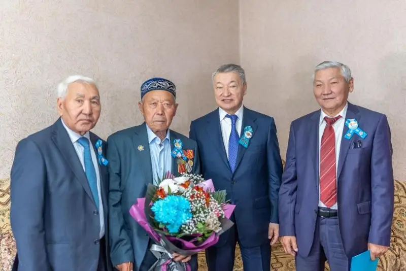 Аким ВКО  посетил ветеранов в Семее