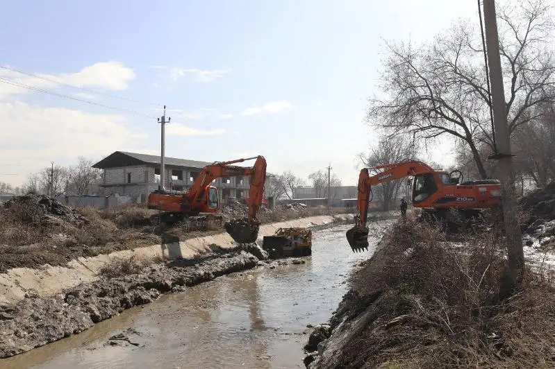 Более 520 кубометров мусора вывезли во время очистки рек в Алматы