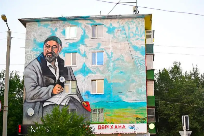 اقتوبەدە كوپقاباتتى ءۇيدىڭ قابىرعالارىنا اباي بەينەلەنگەن مۋرالدار سالىندى