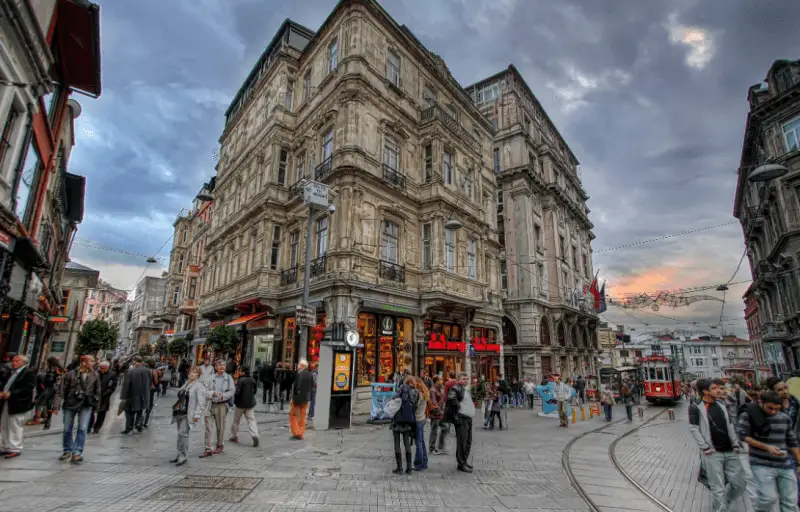 В результате взрыва в Стамбуле по меньшей мере 4 человека погибли, 38 ранены