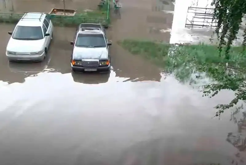 Kókshetaýda nóserden keıin kósheler men aýlalardy sý basyp qaldy