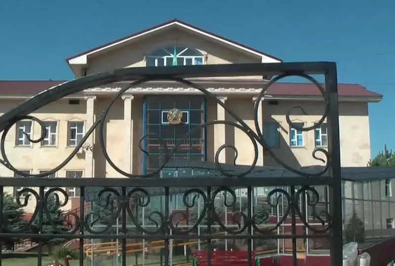 Shymkentte múgedek balalarǵa bólingen qarajatty jymqyrdy degen dırektor tergelýde