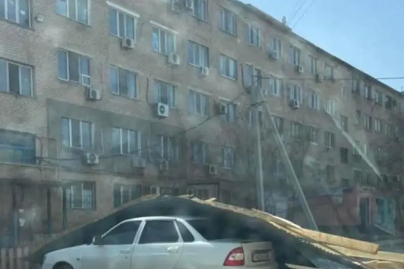 Шквальный ветер рвёт провода, сносит крыши и заборы в Атырау