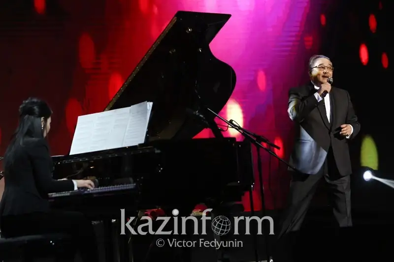 Нұрлан Өнербаев қазақтың ақжаулықты аналарына тағзым етті