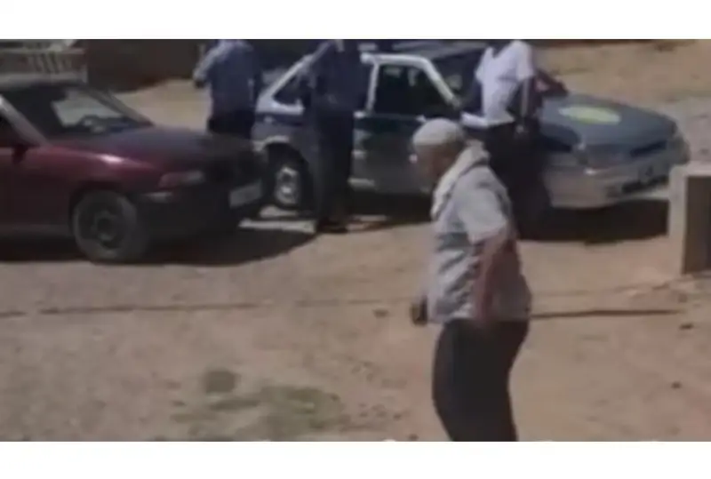 Saryaǵashta 5 balaly kelinshekti qaıyn atasy men kúıeýi úıinen qýyp shyqty
