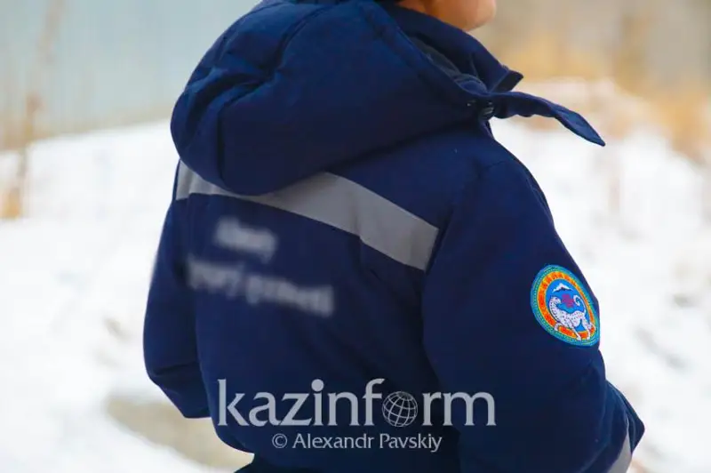 Дедушка с внуком провалились под лед на реке в Атырау: спасли только мальчика