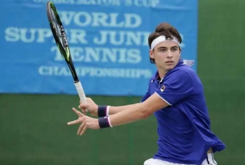 Казахстанский теннисист не смог выйти в полуфинал турнира в Италии