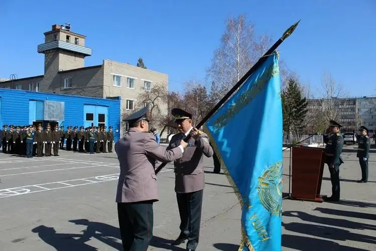 Боевое знамя вручил костанайским спасателям первый вице-министр по ЧС