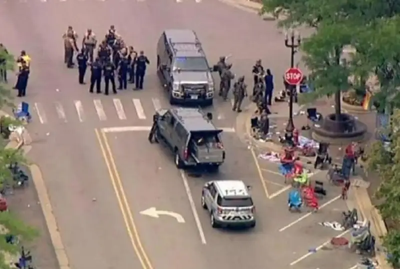 Шесть человек погибли и 20 ранены во время стрельбы в пригороде Чикаго