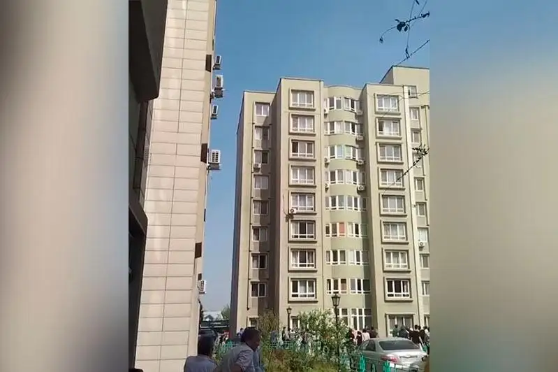 65 человек эвакуировали при пожаре в жилом доме в Алматы