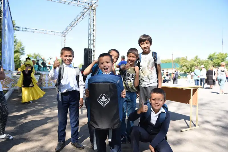 تۇڭعىش پرەزيدەنت قورى 500 بالاعا سومكە سىيلادى