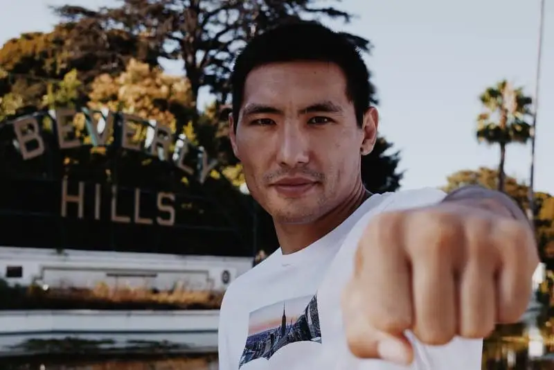 قازاقستاندىق كاسىپقوي بوكسشى ءوزىن «بوراتقا» تەڭەگەن كانادالىقتىڭ سازايىن بەرمەك