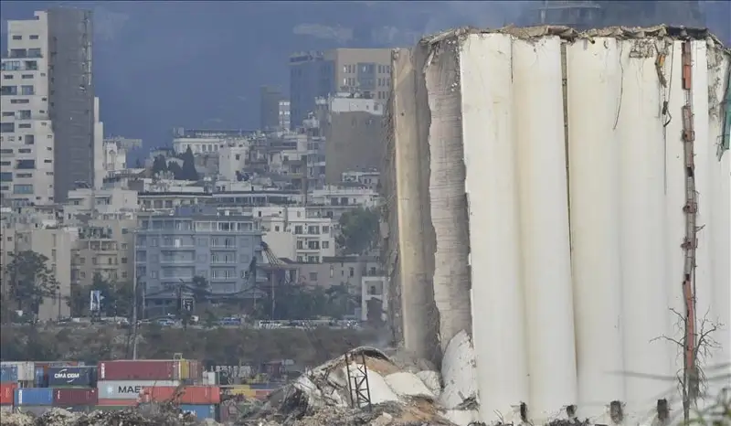 Зерновой элеватор обрушился в порту Бейрута