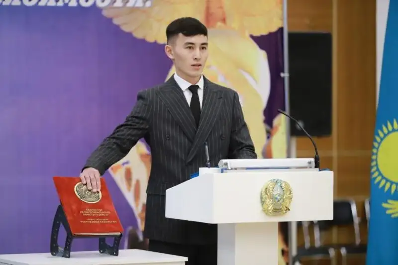 130-dan astam jas memlekettik qyzmetshi ant qabyldady