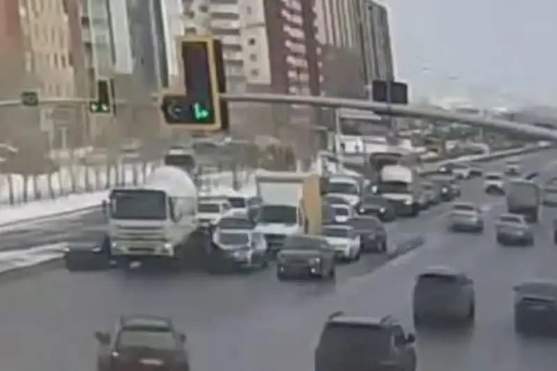 ەلوردادا ماس جۇرگىزۋشىنى توقتاتپاق بولعان پوليتسەي اۋىر جاراقاتتاندى - ۆيدەو