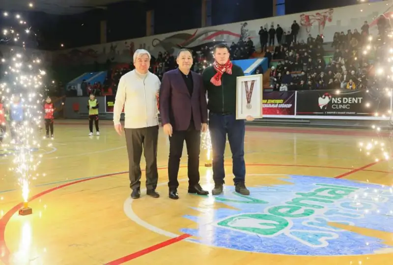 Фанатам ФК «Актобе» вручили серебряную медаль клуба