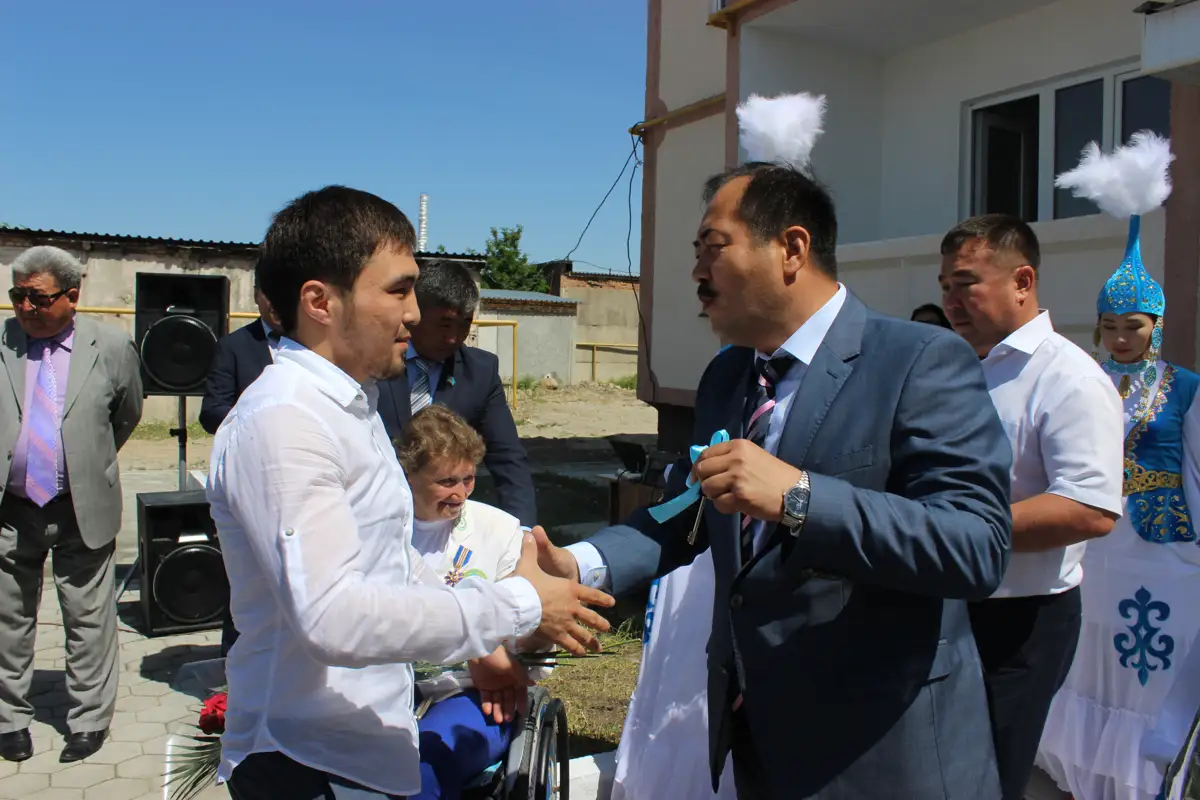 Елдос Сметов пен Зульфия Ғабидуллина пәтер кілтін алды