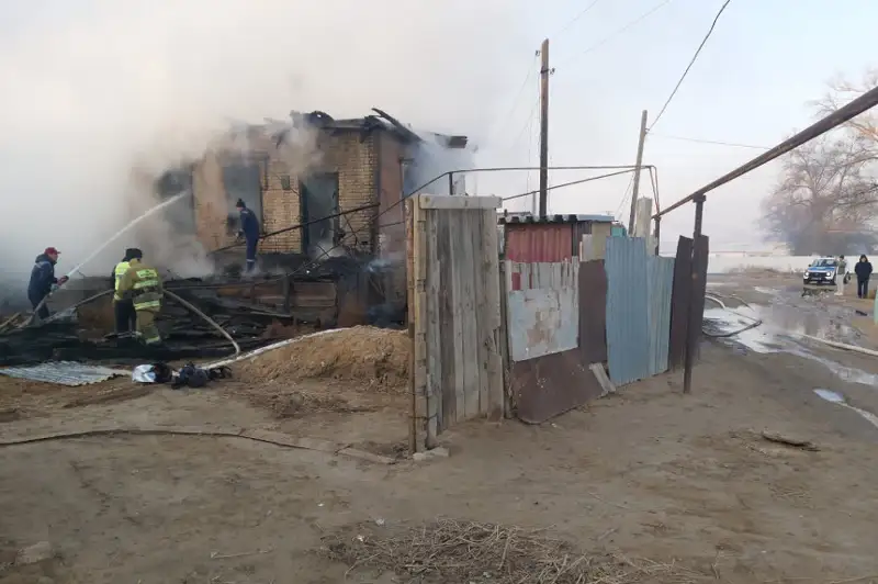 Четыре квартиры горят в Атырауской области