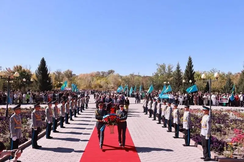 Цветы возложили к монументу «Сильнее смерти» в Семее