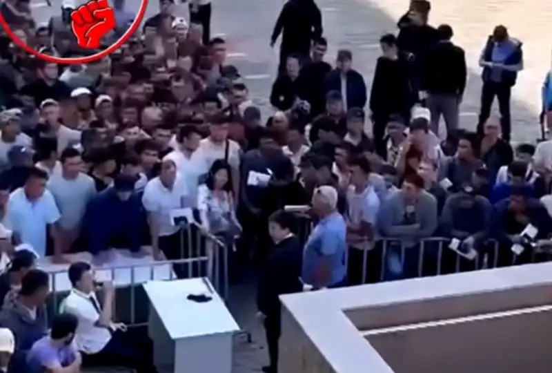 Огромная очередь образовалась в миграционном ЦОНе Алматы