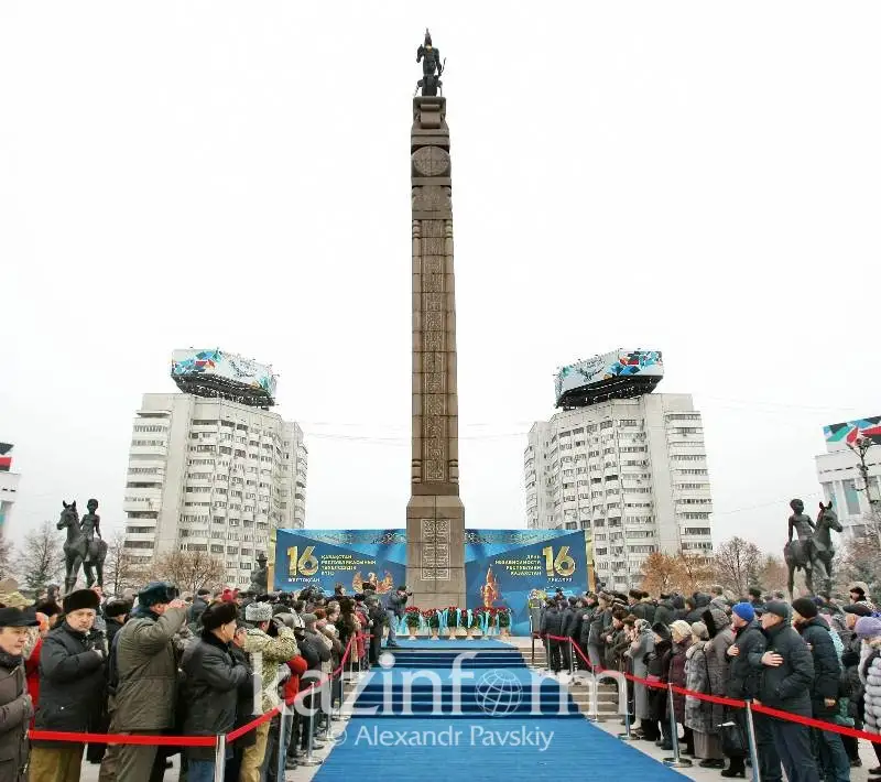 Алматылықтар Тәуелсіздік монументіне гүл шоқтарын қойды