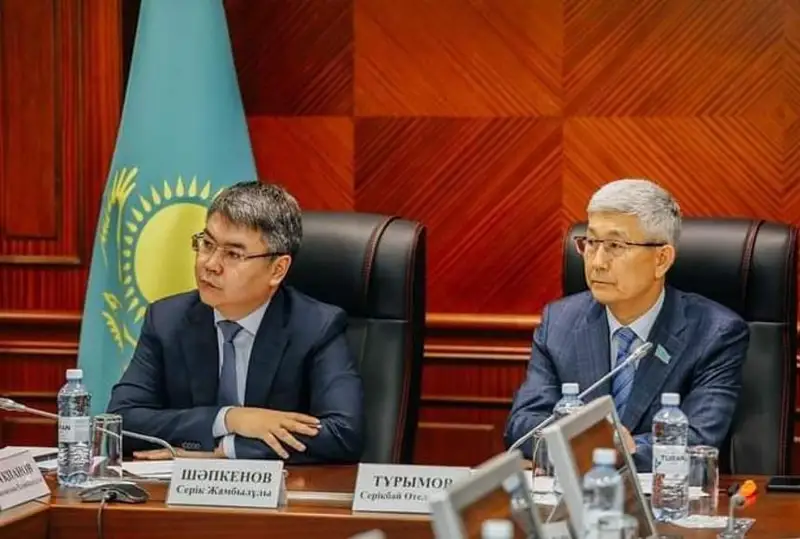 Senatorlar Atyraý oblysyndaǵy arnaıy ekonomıkalyq aımaqtyń tıimdiligin talqylady