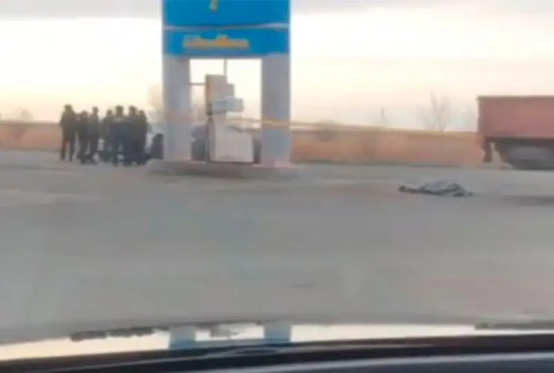 Aqsý qalasynda júrgizýshini KamAZ basyp ketti