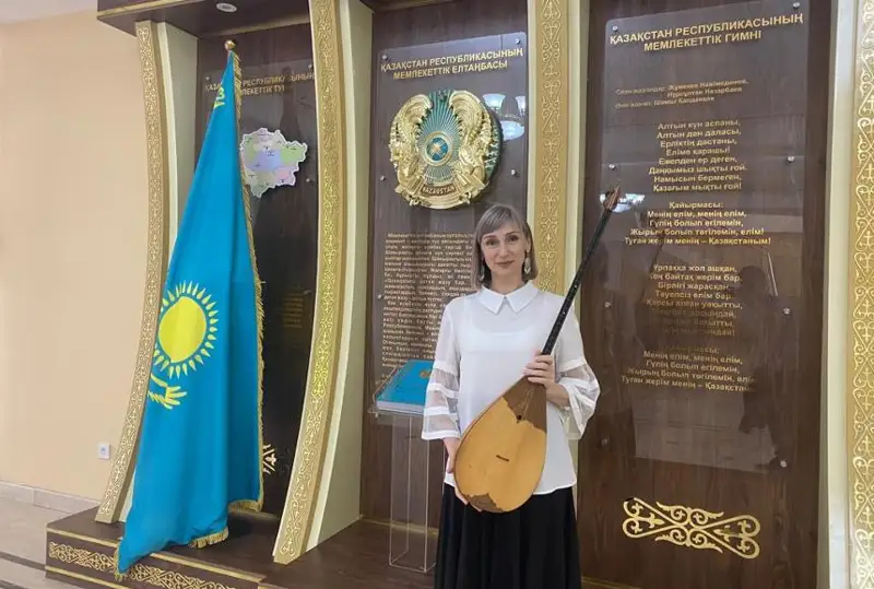 Нравятся кюи Курмангазы - русская девушка обучает игре на домбре казахстанских детей