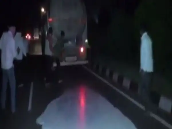 ءۇندىستاندا نارازى فەرمەرلەر مىڭداعان ليتر ءسۇتتى جولعا توكتى